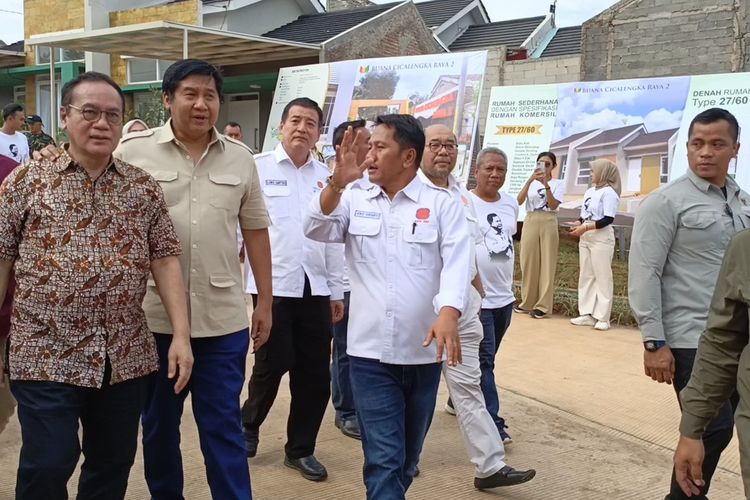 Menteri Perumahan dan Kawasan Permukiman (PKP), Maruarar Sirait bersama Ketua Umum REI Joko Suranto saat mengunjungi Perumahan Buana Cicalengka Raya 2, di Kecamatan Cikancung, Kabupaten Bandung, Jawa Barat, Senin (30/12/2024)