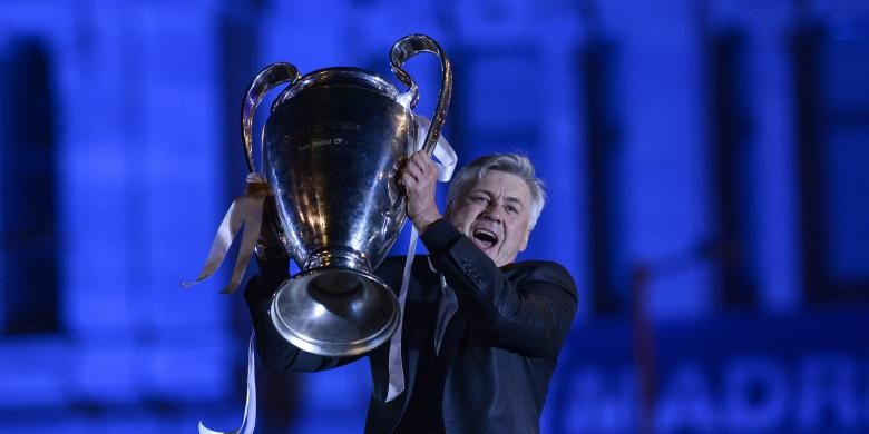 Pelatih Real Madrid, Carlo Ancelotti, mengangkat trofi Liga Champions, di  Cibeles Square, Madrid, Sabtu (24/5/2014).