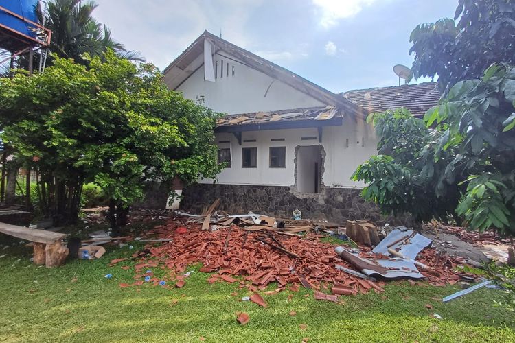 Kondisi Rumah Atalarik Syah Setelah Dibongkar Aparat