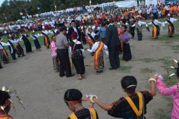 Menari Sanda dan Mbata dalam lingkaran di Manggarai Timur, Flores, Nusa Tenggara Timur.