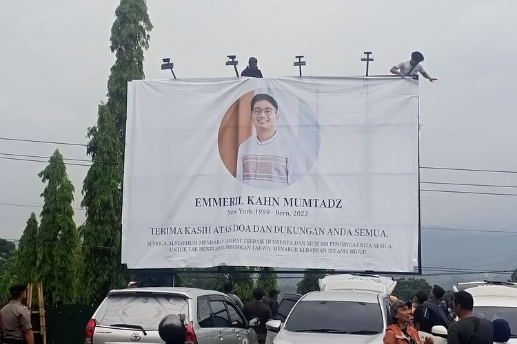 Banner berukuran 2x3 meter terpasang di depan Islamic Center Baitulridwan yang akan dijadikan lokasi pemakaman putra sulung Gubernur Jawa Barat, Ridwan Kamil, Emmeril Khan Mumtadz