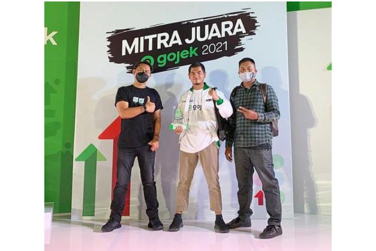 Perwakilan Waroeng Steak and Shake Darwoto saat menerima penghargaan Mitra Juara Gojek 2021 