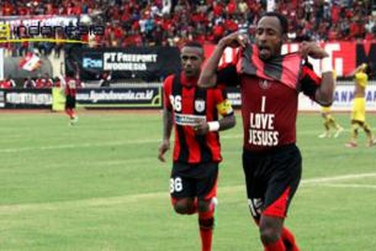 Gelandang Persipura, Gerald Pangkali (kanan) bersama Boaz Solossa. 