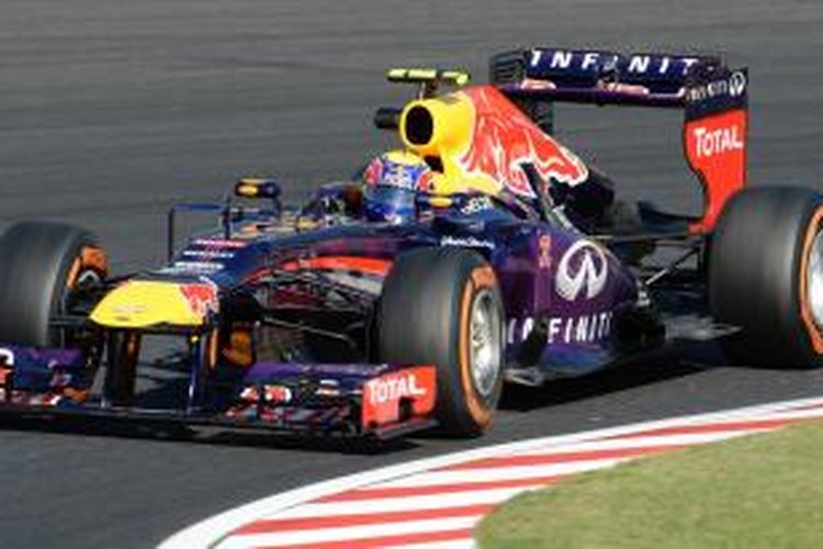 Pebalap Red Bull, Mark Webber, memacu mobilnya pada sesi latihan bebas dua GP Jepang di Sirkuit Suzuka, Jumat (11/10/2013).