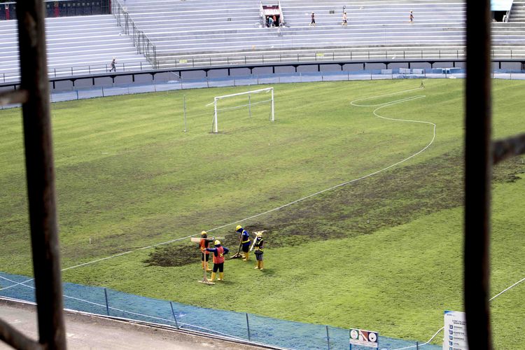Sejumlah pekerja sedang merapikan rumput lapangan yang menjadi bagian dari renovasi untuk persiapan Piala Dunia U20 di Stadion Kapten I Wayan Dipta Gianyar, Bali.