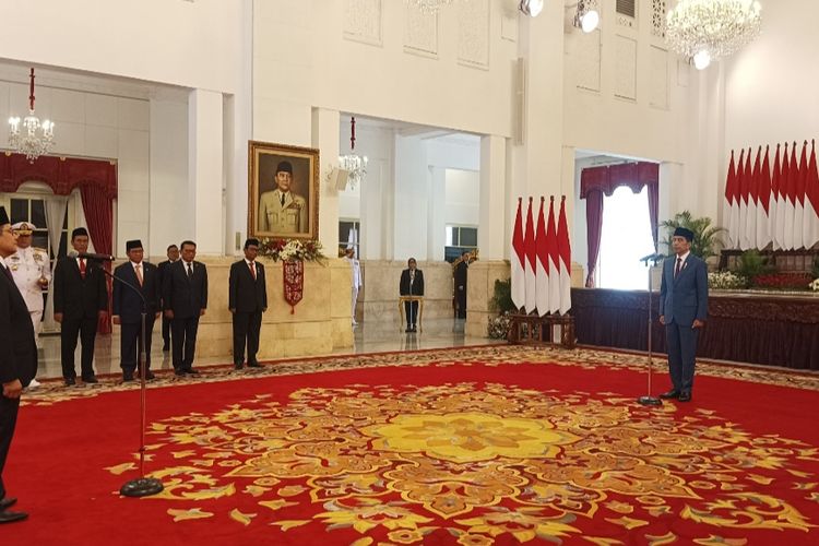 Presiden Joko Widodo saat melantik Dubes RI untuk Argentina Sulaiman di Istana Negara, Jakarta, Rabu (25/10/2023).