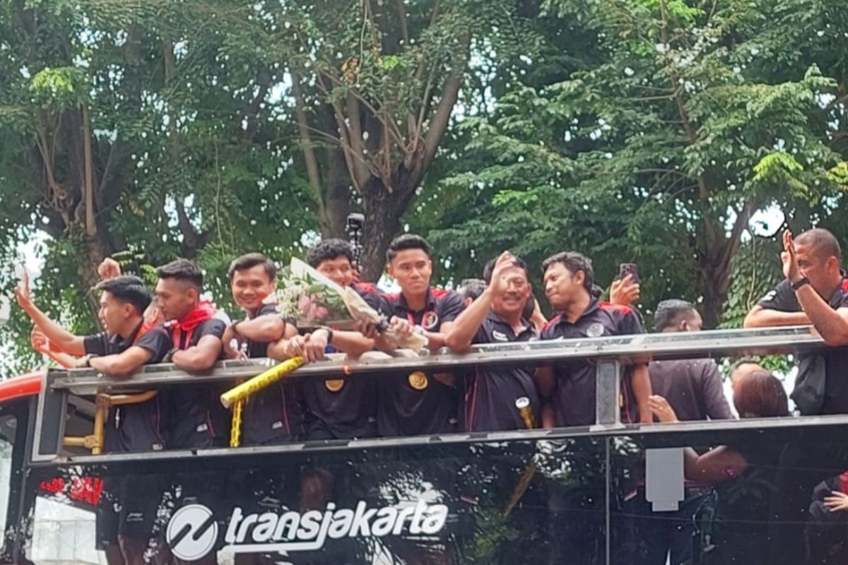 pemain Timnas Indonesia U-22 Muhammad Ferarri saat menerima bucket dari salah satu masyarakat di depan Gedung Kemenpora, Jalan Gerbang Pemuda, Jakarta Pusat, Jumat (19/5/2023). 