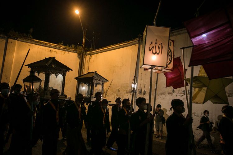 Abdi dalem dan kerabat Keraton mengikuti Kirab Malam Selikuran dengan berjalan dari Keraton Kasunanan Surakarta Hadiningrat menuju Masjid Agung, Solo, Jawa Tengah, Jumat (22/4/2022). Tradisi yang dimulai sejak Kesultanan Demak dan diteruskan hingga Kerajaan Mataram Islam Surakarta tersebut dilaksanakan pada 20 Ramadhan atau malam 21 Ramadhan untuk menyambut malam Lailatul Qadar.