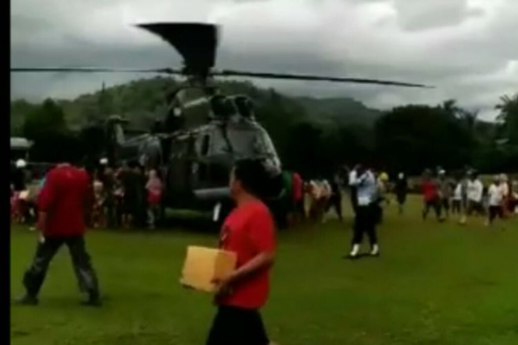 Ratusan korban longsor menyerbu dan berebut bantuan logostik di Lapangan Sapaya, Kecamatan Bungaya, Kabupaten Gowa, Sulawesi Selatan. Kamis, (24/1/2019).