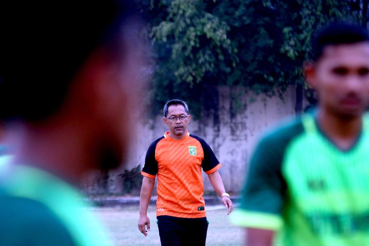 Aji Santoso memimpin latihan rutin bersama Persebaya Surabaya di Lapangan Mapolda Jatim Surabaya, Jumat (01/11/2019) sore.