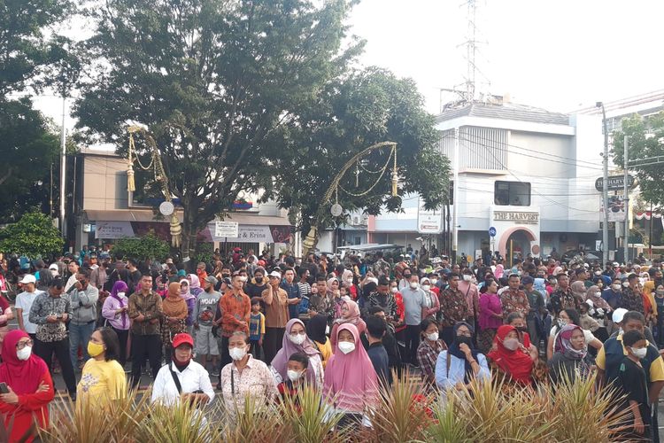 Pengunjung di car free day (CFD) Slamet Riyadi Solo memadati depan Loji Gandrung tempat acara adat ngunduh mantu putra bungsu Presiden Jokowi, Kaesang Pangarep dan Erina Gudono, Minggu (11/12/2022).