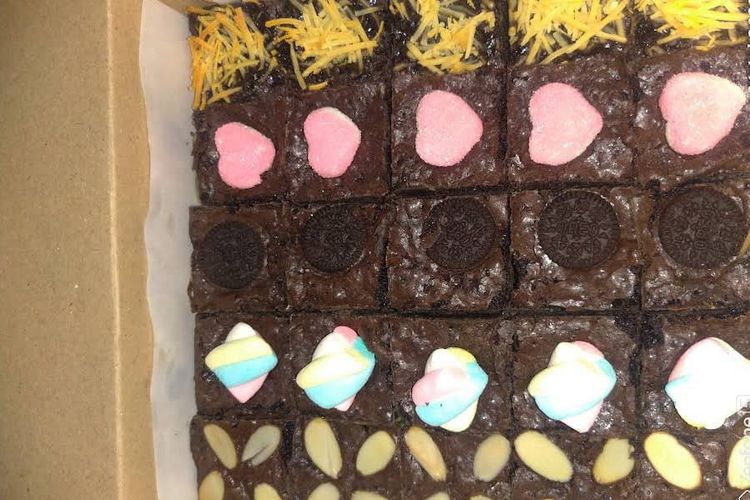 Brownies topping love buatan  Mayla Faza untuk Hari Valentine saat ditemui Kompas.com pada Selasa (4/2/2025).