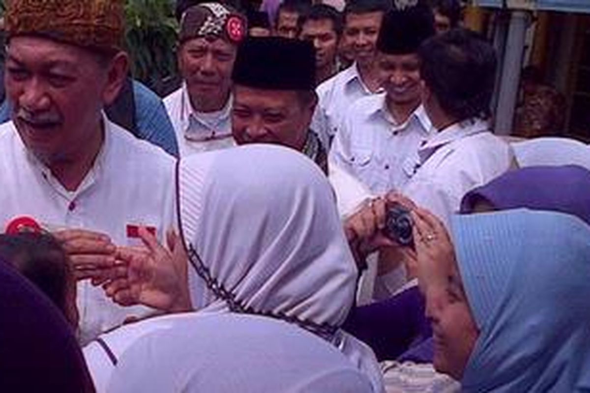 Cawagub Jabar Dedi Mizwar dikerumuni warga Rajapolah, Tasikmalaya pada Rabu siang.