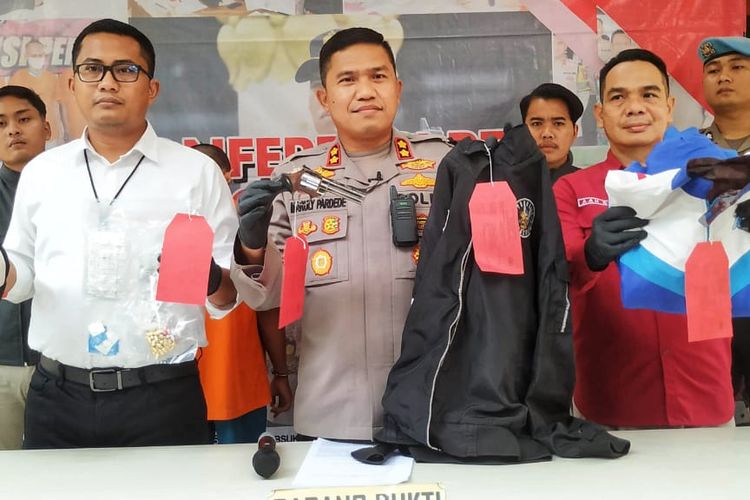 Kepala Polres Sukabumi AKBP Maruly Pardede (tengah) memperlihatkan barang bukti tersangka anggota geng motor saat konferensi pers di Palabuhanratu, Sukabumi, Jawa Barat, Senin (17/7/2023).