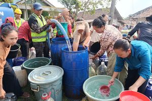 Kekeringan Landa Cibarusah Bekasi, Warga Antre Air Bersih Berjam-jam hingga Ambil ke Kali