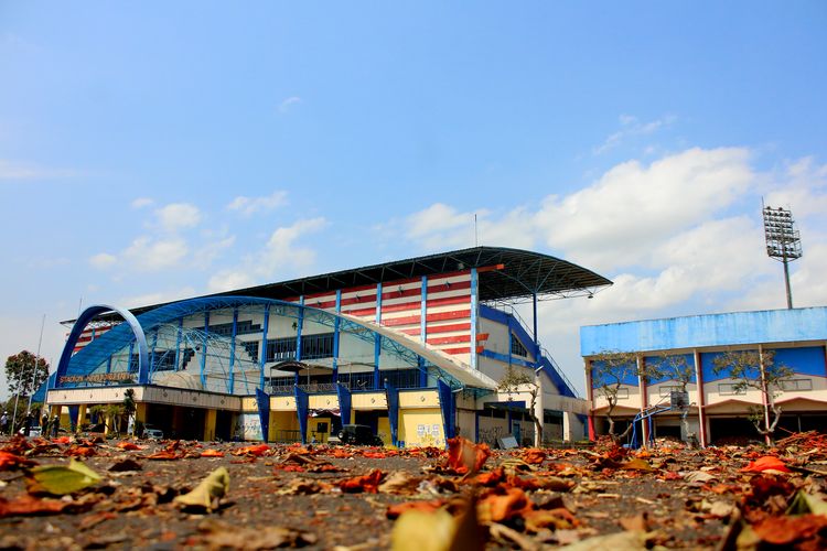 Situasi halaman stadion pasca Tregedi Kanjuruhan yang mulai pelaksanaan renovasi dan revitalisasi di Stadion Kanjuruhan Kepanjen, Kabupaten Malang, Selasa (19/9/2023) siang.