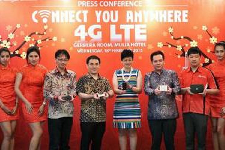 Jajaran petinggi Huawei Indonesia memamerkan dua modem 4G pada acara peluncuran di Jakarta, Rabu (18/2/2015).