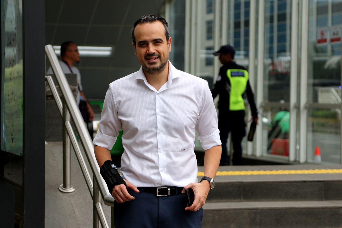 Country Leader and General Manager for Signify Indonesia Rami Hajjar berpose sebelum masuk dan menggunakan transportasi massal MRT di Stasiun Bundaran HI, Jakarta, Senin (2/12/2019).