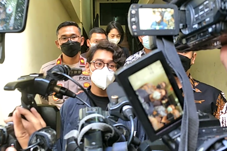 Tersangka kasus penyalahgunaan narkoba, musisi sekaligus aktor Ardhito Pramono sebelum meninggalkan Polres Metro Jakarta Barat untuk menjalani rehabilitasi di RSKO Cibubur, Jakarta Timur, Jumat (21/1/2022).