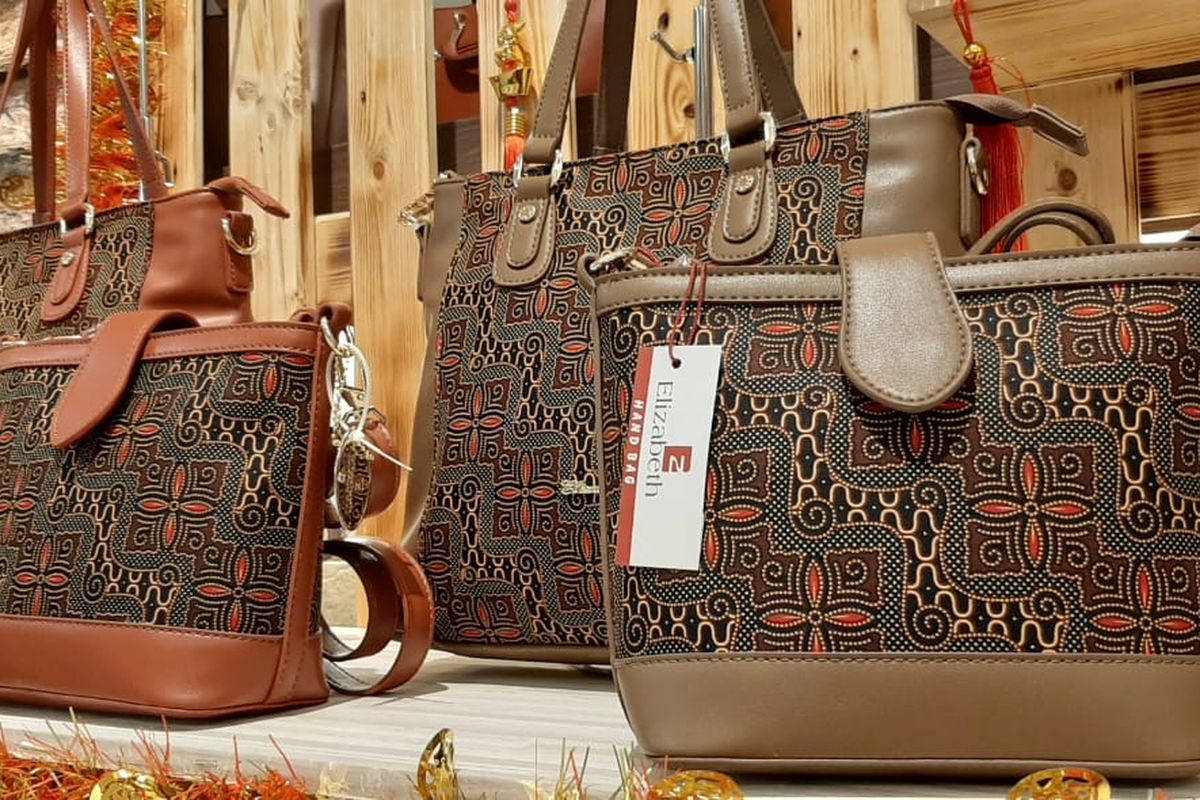 Brand tas Elizabeth memperkenalkan seri batiknya. 