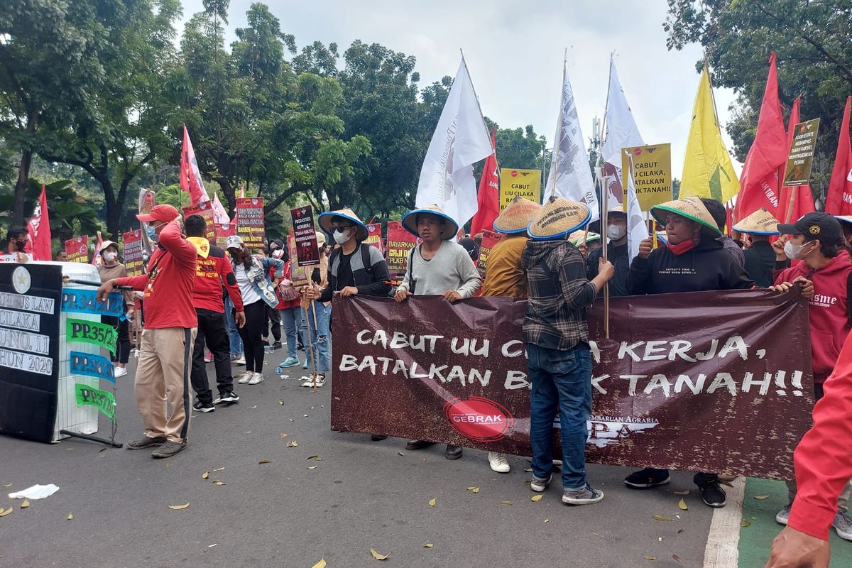 Aliansi buruh dan mahasiswa dari berbagai kelompok menyampaikan 13 tuntutan sebagai hasil evaluasi dua tahun kepemimpinan Presiden Joko Widodo dan Wakil Presiden Ma'ruf Amin di sekitar Istana Negara, Jakarta, Kamis (28/10/2021).