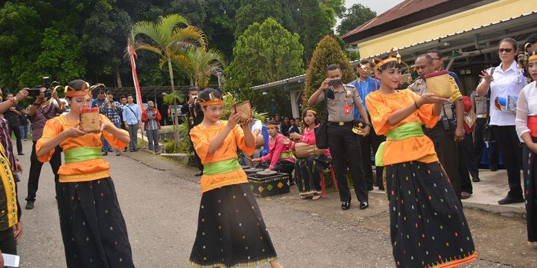 Tiga penari dari STKIP Santo Paulus Ruteng menyambut kunjungan perdana Gubernur Nusa Tenggara Timur, Viktor Bungtilu Laiskodat dengan rombongan dengan tarian Tiba Meka khas Flores Barat, Kamis (10/1/2019).