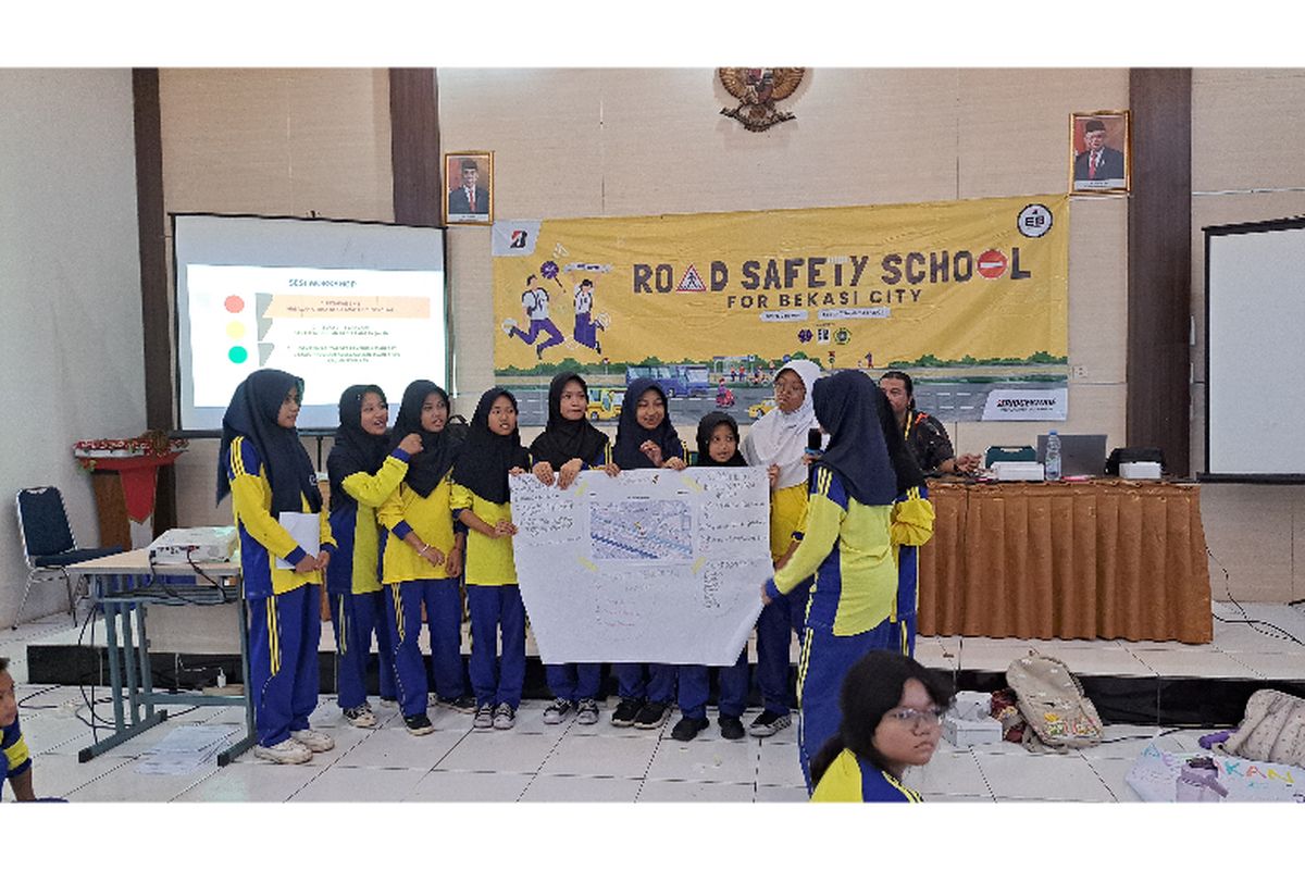 Para siswa SMPN 2 Bekasi mempresentasikan hasil diskusi mereka mengenai keselamatan berkendara dalam program Road Safety School yang diadakan oleh Bridgestone Indonesia. Program ini bertujuan meningkatkan kesadaran siswa tentang pentingnya keselamatan di jalan raya 