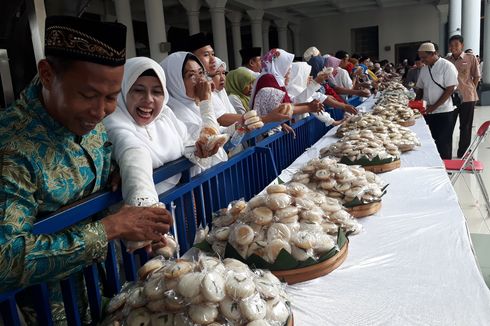 Tradisi Megengan, Warga Berebut 21.000 Kue Apem di Masjid Agung Surabaya