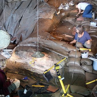 Para arkeolog telah menemukan kasur berusia lebih dari 200.000 tahun lalu di sebuah gua.