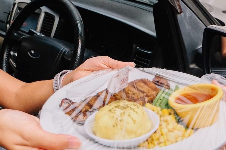 Ilustrasi makan di mobil