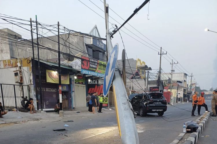 PJU di Surabaya patah, usai ditabrak mobil, Sabtu (4/11/2023).
