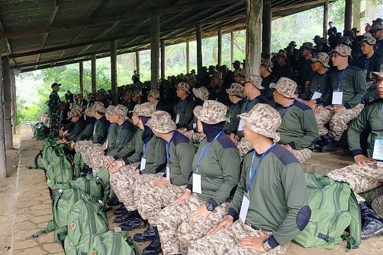 Pegawai PT Transjakarta mengikuti Diklat Kepemimpinan di Dodik Latpur Rindam Jaya, Gunung Bunder, Bogor, Jawa Barat, Kamis (1/12/2022).