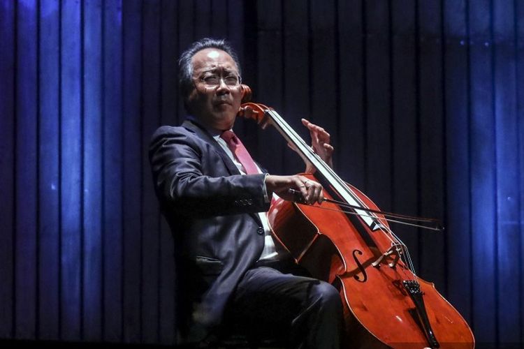 Pemain cello kelas dunia Yo-Yo Ma tampil dalam sebuah konser di Metropolitan Theater di Medellin, Antioquia department, Colombia, pada Mei 9, 2019.