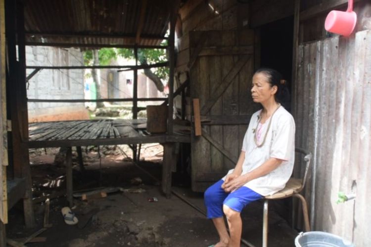 Wa Ance (60), seorang nenek tunanetra warga Kelurahan Katobengke, Kecamatan Betoambari, Kota Baubau, Sulawesi Tengggara, hidup sendiri tanpa ada bantuan dari pemerintah.