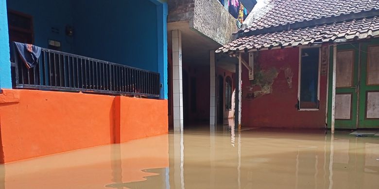 Warga Kampung Muara RT 05 RW 07 Kelurahan Andir, Kecamatan Baleendah, Kabupaten Bandung, Jawa Barat, mengaku bosan sudah 17 tahun hidup bersama banjir.