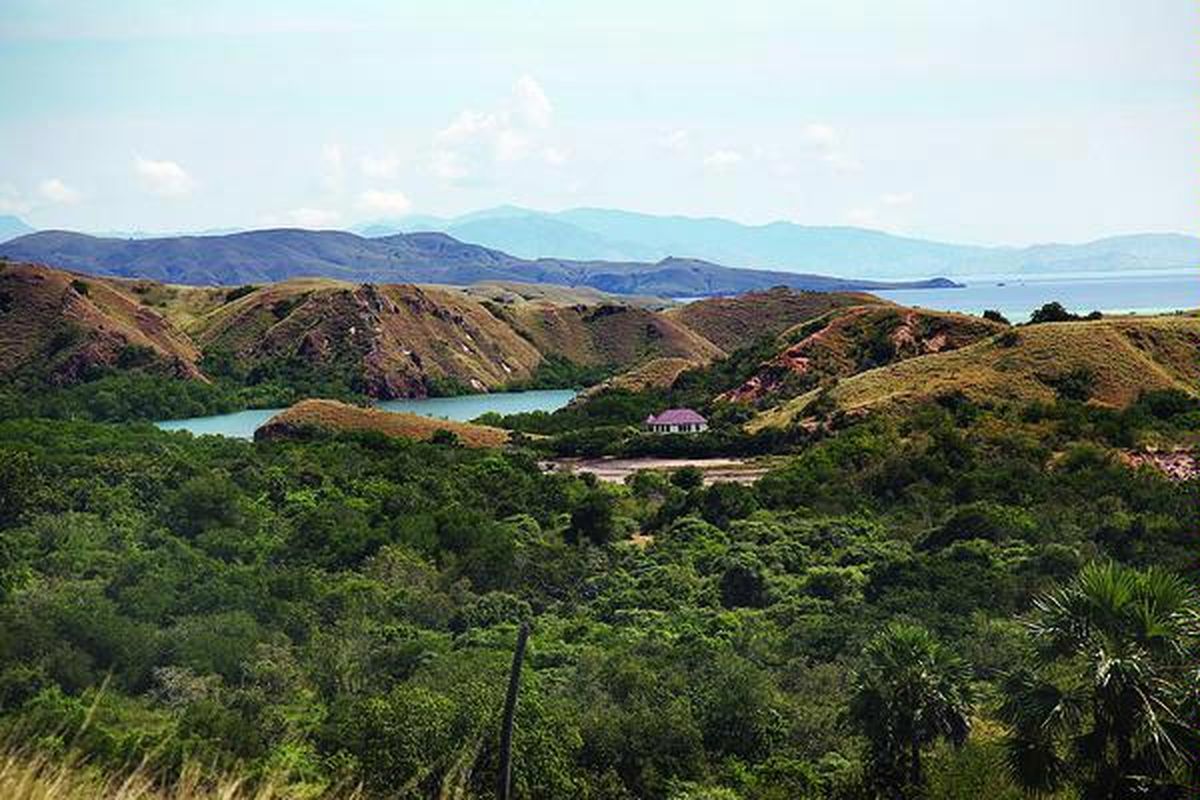 Pemandangan pulau-pulau dilihat dari puncak Pulau Rinca, Labuan Bajo, Nusa Tenggara Timur, Senin (4/6). Pulau Rinca merupakan salah satu dari empat pulau yang dihuni komodo.
