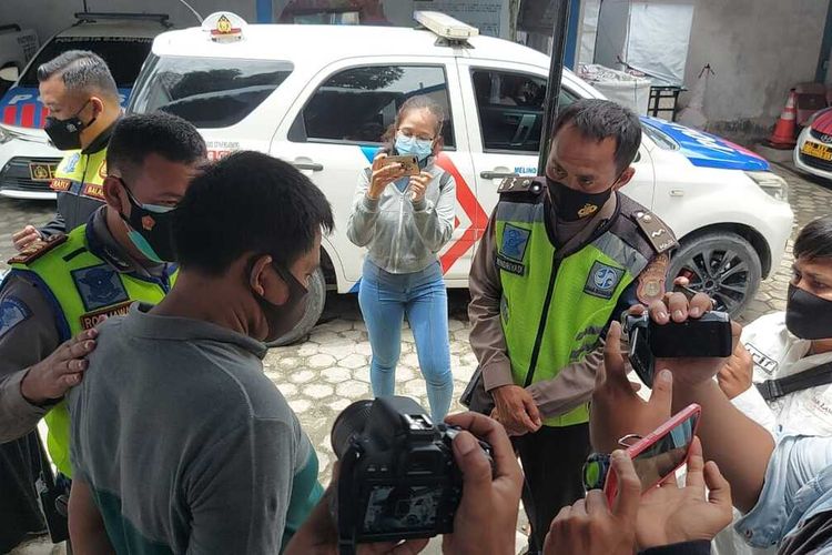HER (43) warga Lampung Timur yang kedapatan sedang mabuk di dalam mobil ditangkap polisi. Kasus ini terungkap setelah plat nomor mobil tidak terdeteksi E-Tilang. (FOTO: Dok. Satlantas Polresta Bandar Lampung)