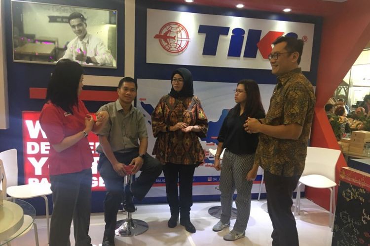 Hari ini, TIKI mengumumkan keikutsertaannya menjadi mitra pengiriman resmi di pameran Inacraft 25-29 April 2018,  sebagai bagian dari strategi perusahaan dalam meningkatkan pertumbuhan pendapatan di sektor UMKM sebesar 25 persen hingga akhir tahun 2018. (Dari kiri dan kanan) Ester Wiraseputra, Vice President Director TIKI; Ahmad Ferwito,  Operation Director TIKI; Titi Oktarina, President Director TIKI; Th. Nia Handayani, Business Support Director TIKI; dan Tomy Sofhian, Managing Director TIKI mengunjungi salah satu dari 6 drop-off booth TIKI yang ditempatkan untuk mengantisipasi lonjakan pengiriman selama pameran.