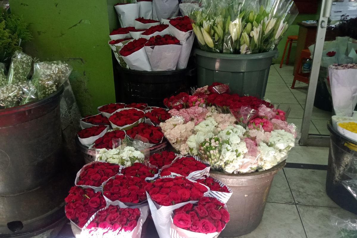 Beragam jenis bunga mawar yang dijual oleh pedagang di etalase Pasar Bunga Rawa Belong, Senin (22/1/2024)