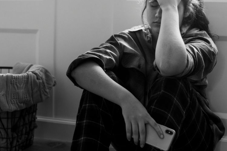 Ilustrasi depresi. Sebuah insiden memilukan sekaligus mengejutkan terjadi di Kawasan Kuliner Jalan Edi Sabara, Kelurahan Lahundape, Kota Kendari, Sulawesi Tenggara (Sultra), pada Senin (16/2/2026) malam. Seorang wanita berinisial M mendatangi sebuah warung penjual sari laut dalam kondisi linglung dan meminta warga segera menghubungi pihak kepolisian. Kepada warga di lokasi kejadian, wanita tersebut secara terang-terangan mengaku baru saja mengonsumsi narkotika jenis sabu.