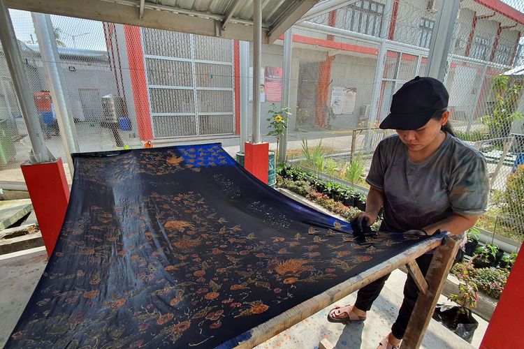 Terpidana mati Mary Jane Fiesta Feloso sedang melakukan pewarnaan batik di Lembaga Pemasyarakatan Perempuan (LPP) Kelas IIB Yogyakarta di Wonosari, Gunungkidul, Senin (18/4/2022).