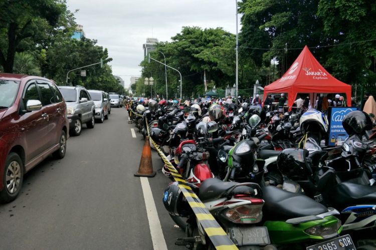 Parkir mengular hingga memenuhi badan jalan saat acara Maulid Akbar Nabi Muhammad SAW 1439 H Majelis Rasulullah SAW digelar di Monumen Nasional (Monas), Jakarta Pusat, Jumat (1/11/2017).