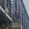 Viral, Video Penyelamatan Wanita Gendong Anak yang Hendak Loncat dari Jembatan di Bojonegoro