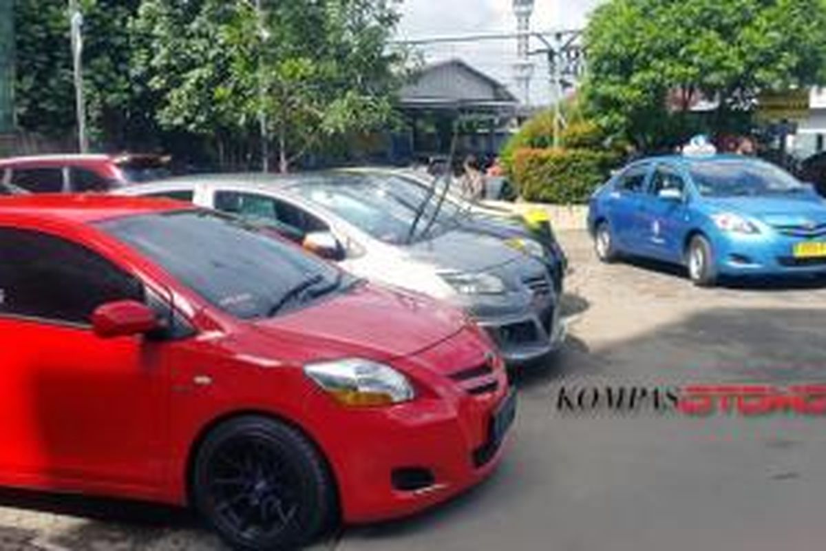 Berbagai taksi Limo plat hitam yang dimiliki komunitas Vios Limo Owners Community.