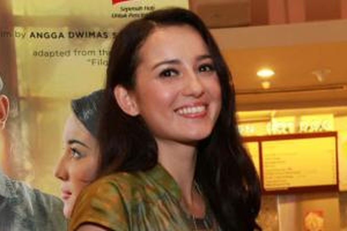 Pemain film Julie Estelle saat ditemui pada acara press screening film terbarunya yang berjudul Filosofi Kopi di XXI Epicentrum, Jakarta Selatan, Selasa (7/4/2015). Julie Estelle berperan sebagai seorang penulis buku, dia diperkenalkan kopi sosok pemuda bernama Ben. 