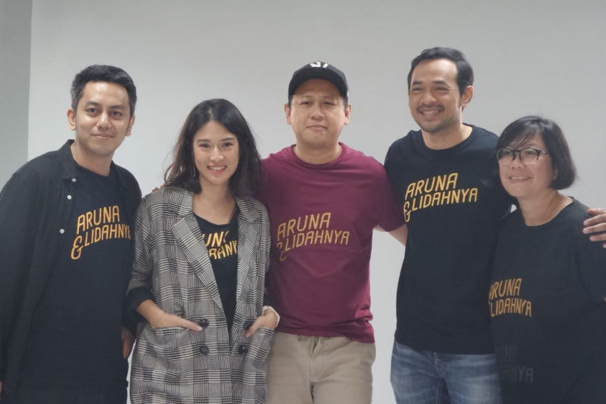 Kiri ke kanan: Muhammad Zaidy (produser), Dian Sastrowardoyo (pemain), Edwin (sutradara), Oka Antara (pemain), dan Meiske Taurisia (produser), berpose ketika mempromokan film Aruna dan Lidahnya di kantor redaksi Kompas.com, Menara Kompas, Palmerah Selatan, Jakarta Pusat, Jumat (13/7/2018).