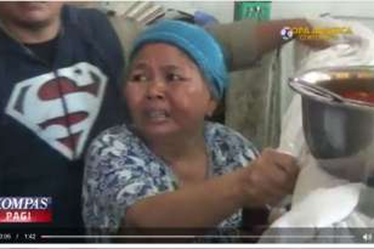 Seorang ibu menangis saat dagangannya diangkut petugas Satpol PP Kota Serang, Banten, Jumat (9/6/2016).