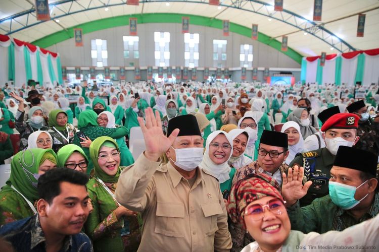 Menteri Pertahanan (Menhan) Prabowo Subianto saat menghadiri pembukaan kongres Fatayat NU ke-XVI di Jakabaring Sport City, Palembang, Sumatera Selatan, Jumat (15/7/2022).