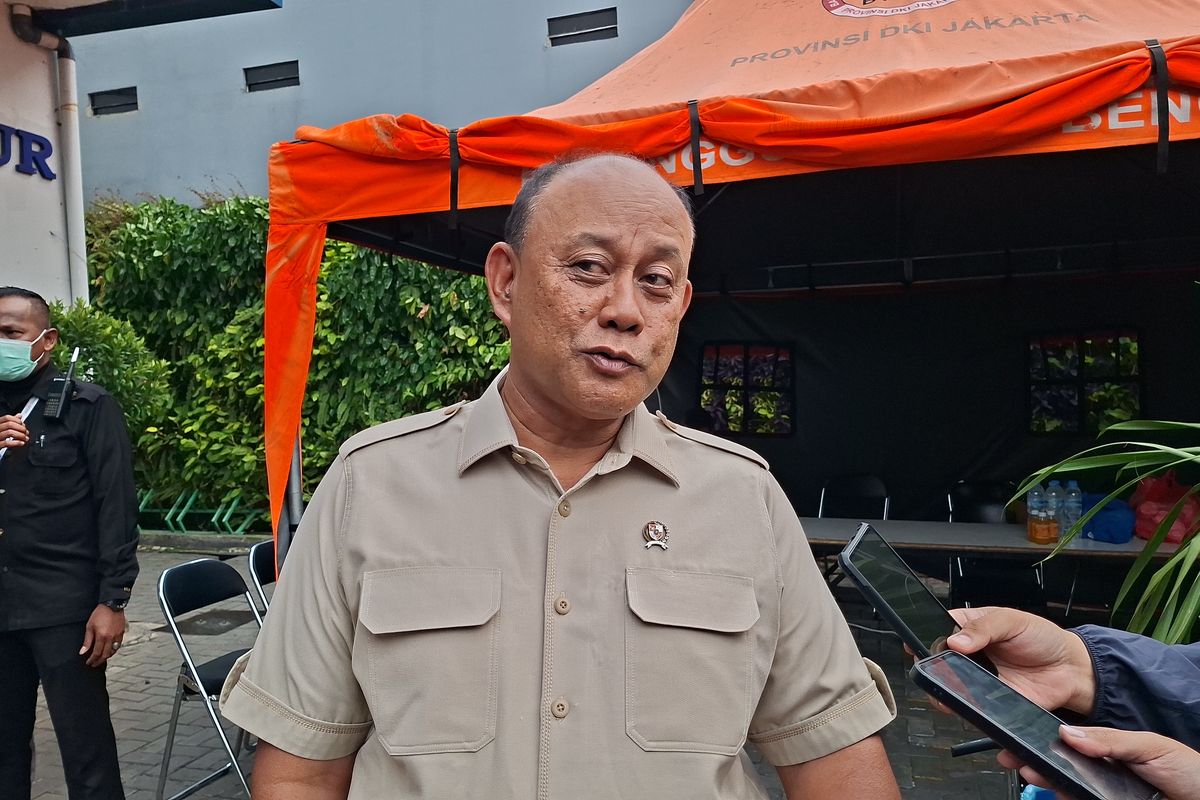 Kepala Badan Gizi Nasional (BGN), Dadan Hindayana saat memberikan keterangan kepada wartawan di RSUD Cilincing, Kamis (11/12/2025)