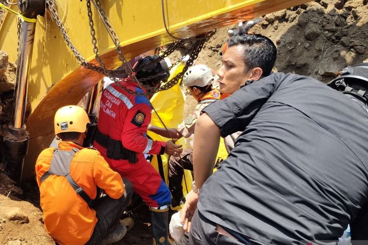 Petugas gabungan saat melakukan pencarian tubuh operator alat berat yang tertimbun sedalam 5 meter di galian pasir di Kecamatan Sukaluyu, Cianjur, Jawa Barat. 